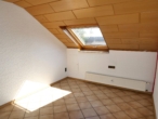 Große 4,5-Zimmer-Dachgeschoss-Wohnung mit zwei Balkonen und Garage! - Bild