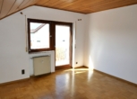 Große 4,5-Zimmer-Dachgeschoss-Wohnung mit zwei Balkonen und Garage! - Bild