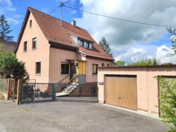 Einfamilienhaus mit großem Garten, 2 Garagen, Carport – sofort frei!, 71522 Backnang, Einfamilienhaus